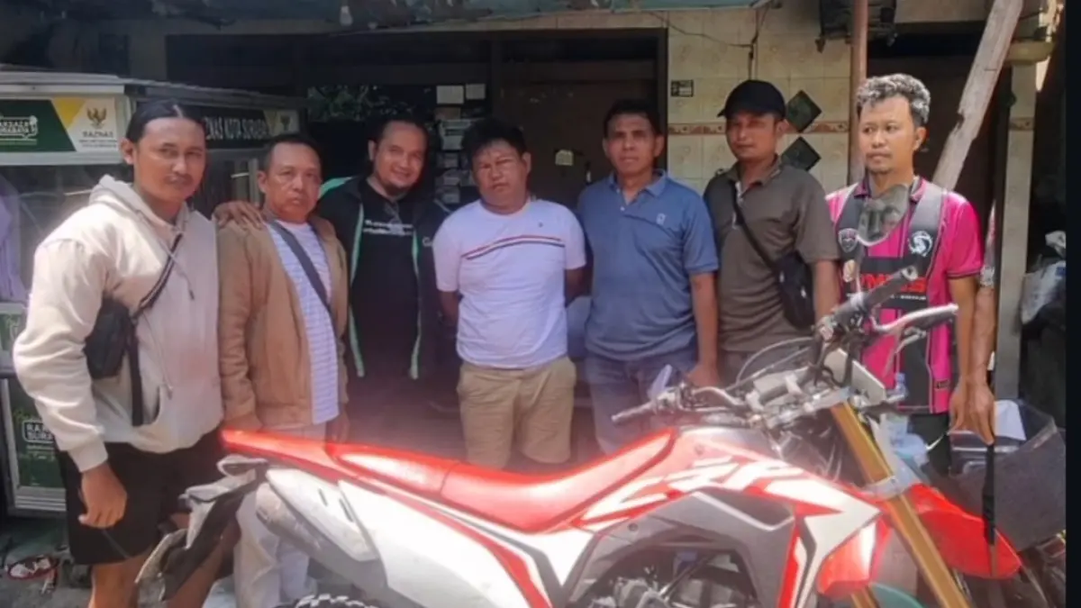 Tak Berkutik : Berkat kesiapsiagaan warga Gunung Anyar Surabaya dan Komunitas RMI, pelaku curanmor berhasil diamankan di sebuah bengkel.