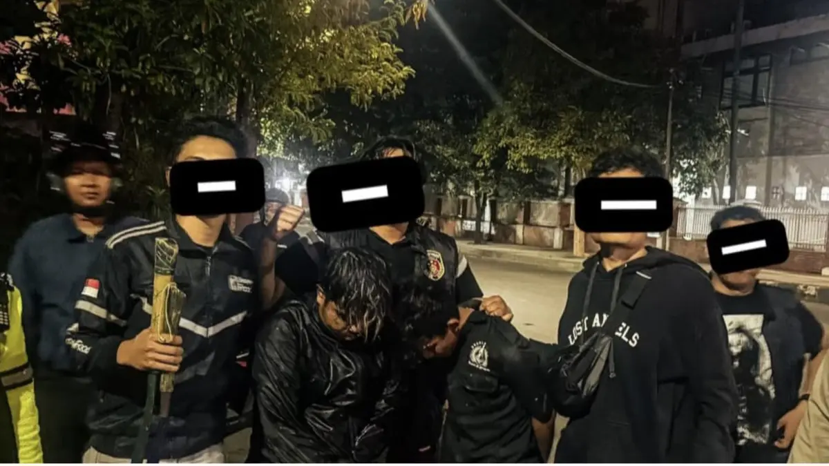 TAK BERKUTIK : Dua pelaku tawuran membawa sajam di Jalan Prof Dr Moestopo, Surabaya, diamankan polisi. Keduanya diduga gangster.(IST/RADAR SURABAYA)