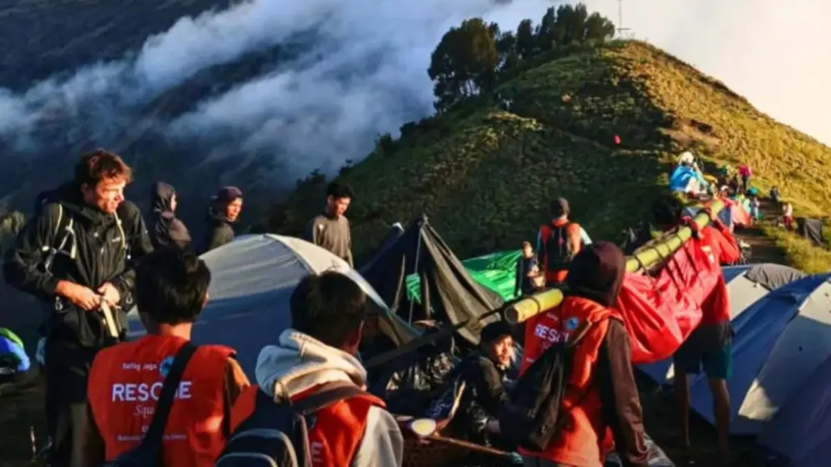 Tim penyelamat melakukan evakuasi terhadap turis Belgia yang patah kaki di jalur curam Pelawangan Sembalun menuju Danau Segara Anak. (ISTIMEWA)