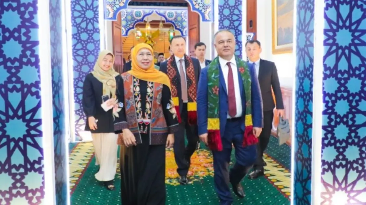 Gubernur Jawa Timur Khofifah Indar Parawansa saat menerima kunjungan Duta Besar Uzbekistan untuk Indonesia Oybek Eshonov, Gubernur Samarkand Adiz Boboev, dan Wakil Gubernur Samarkand Rustam Kobilov di Gedung Negara Grahadi, Surabaya. (Biro Adpim Pemprov Jatim) 