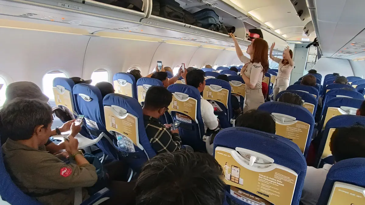 Akibat kenaikan avtur, pemerintah mengizinkan maskapai menaikkan harga tiket pesawat domestik 9–13 persen. (ANDY SATRIA/RADAR SURABAYA)