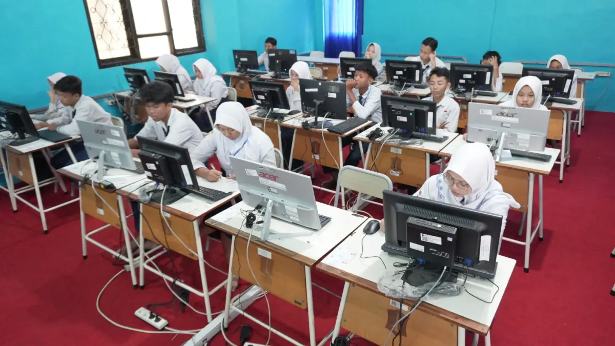 BERBASIS KOMPUTER: Pelaksanaan TKA di salah satu SMP di Surabaya. (HUMAS PEMKOT SURABAYA)