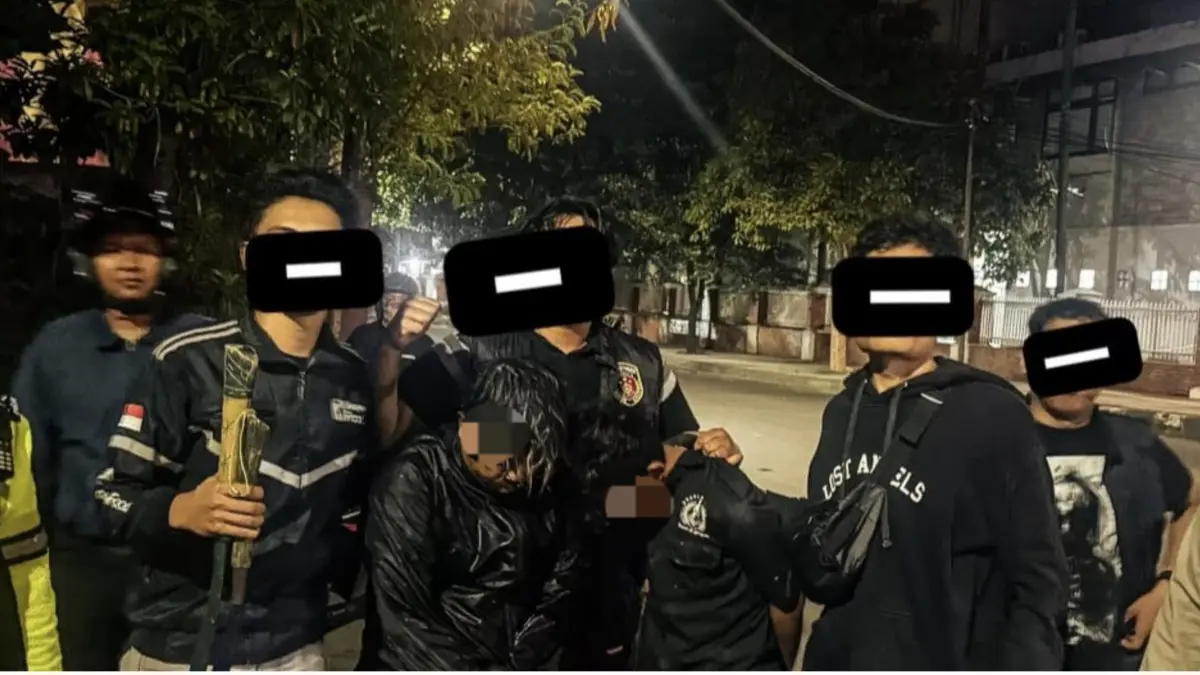 DIAMANKAN: Dua remaja yang ditangkap di Jalan Prof Dr Moestopo, Surabaya, akhirnya ditetapkan tersangka. Mereka diringkus karena tawuran membawa sajam.(IST/RADAR SURABAYA)