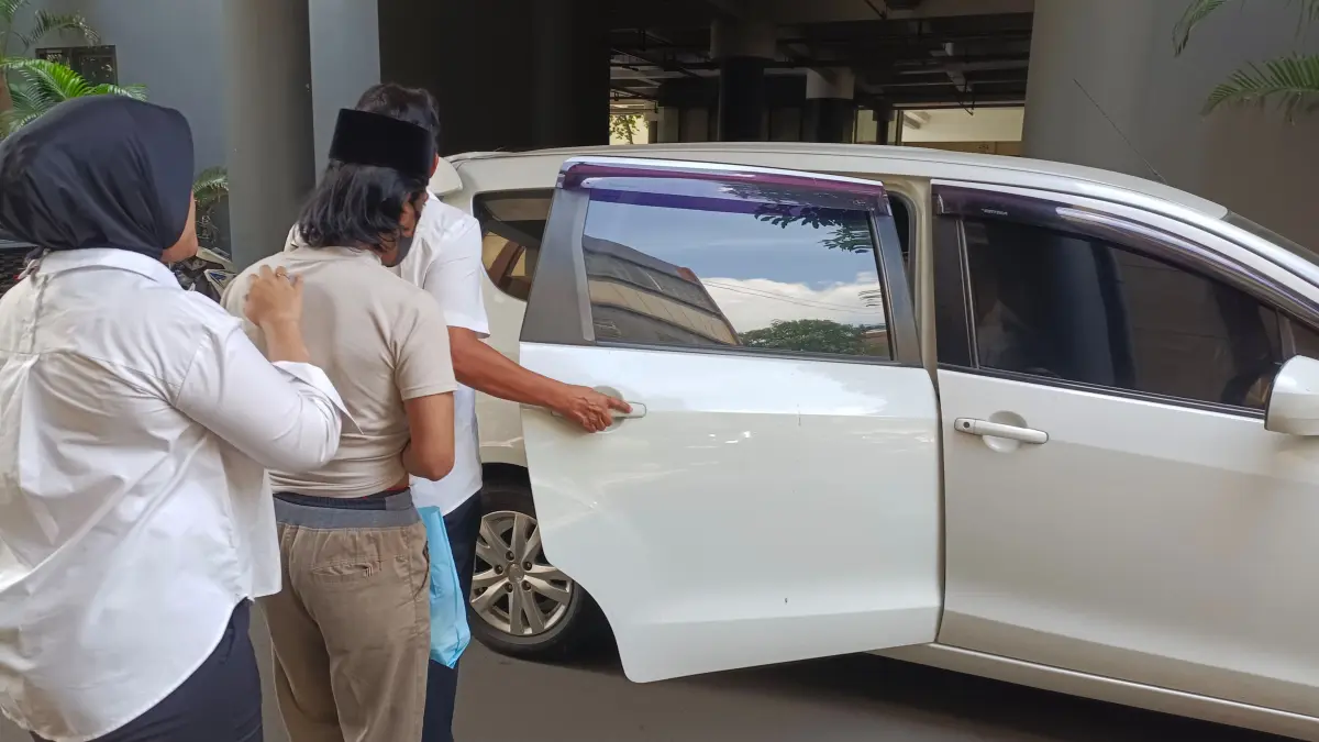 DISERAHKAN: Polda Jatim saat membawa oknum lora untuk dilimpahkan ke Kejari Bangkalan. Berkas kasus pelecehan seksual santriwati ini sudah masuk tahap dua.(MAHRUS/RADAR SURABAYA)