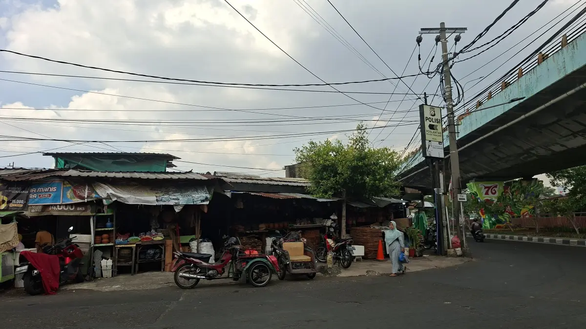 Lokasi Pasar Kupang Surabaya kini menjadi toko emas dan lapak pedagang keperluan rumah tangga yang ada di pinggir jalan. (MAHRUS/RADAR SURABAYA)