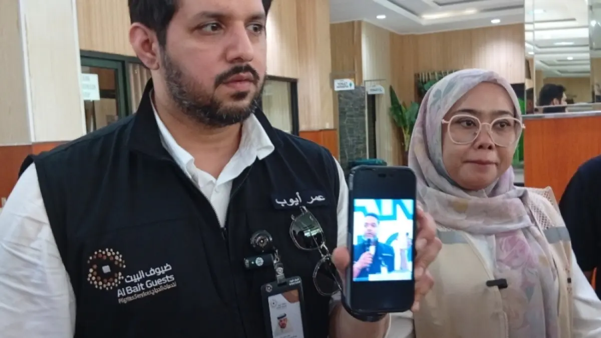 Omar Ayub saat memberikan keterangan di Asrama Haji Surabaya. (Rahmat Sudrajat) 