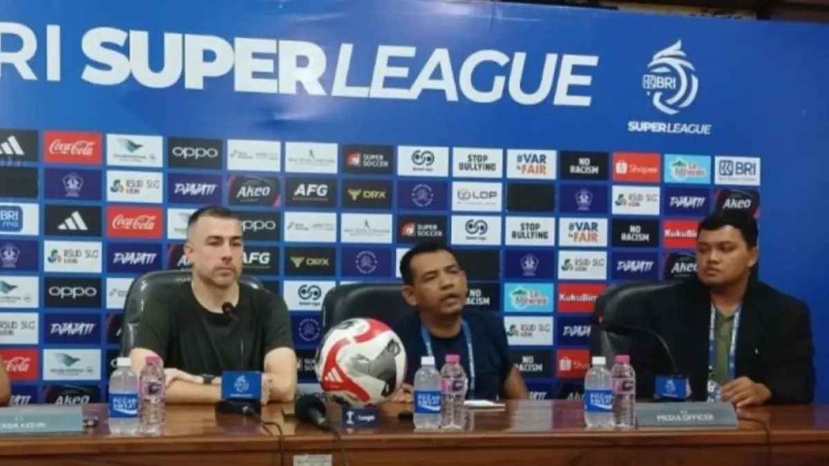 Pelatih Persik Kediri Marcos Reina Torres (kiri)  usai pertandingan antara Persik Kediri dengan Persijap Jepara di Stadion Brawijaya Kota Kediri, Jawa Timur, Senin (6/4) sore. ANTARA/ Asmaul 