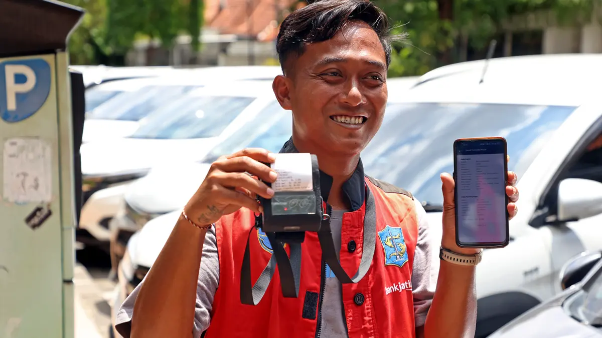 Pemkot Surabaya tengah menggencarkan sistem dan pembayaran parkir digital, jukir yang tidak patuh dibekukan izinnya. (HUMAS PEMKOT SURABAYA)
