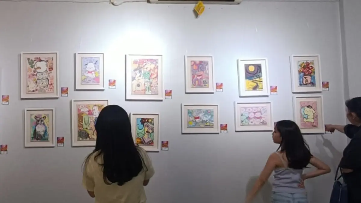 Pengunjung mengamati karya para perupa muda yang dipamerkan di Galeri Prabangkara, Taman Budaya Jatim, Senin (6/4).&nbsp;&nbsp;(ANDY SATRIA/RADAR SURABAYA)