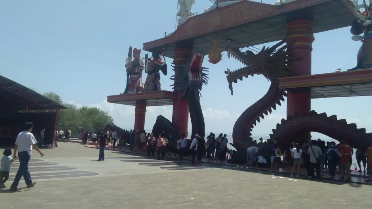 Ratusan warga Tionghoa mengadakan ritual Ceng beng di Pantai Ria Kenjeran, Surabaya. (LUSI/RADAR SURABAYA)