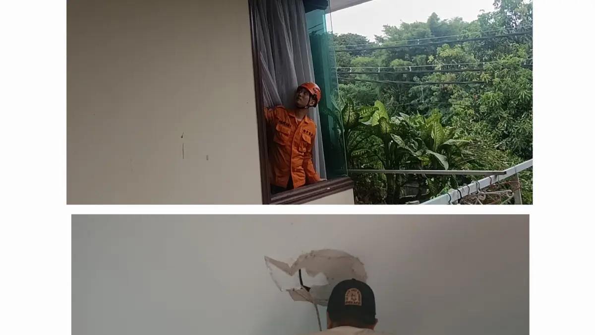RUSAK: Nampak dua rumah di Jalan Kutisari, Surabaya, terimbas ledakan di Waru. (MAHRUS/RADAR SURABAYA)