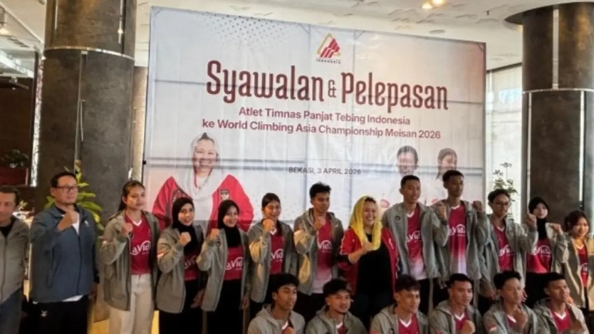 Tim panjat tebing Indonesia berfoto bersama dalam acara pelepasan jelang Kualifikasi Asian Games 2026 di Bekasi, Jawa Barat. (ANTARA/FAJAR SATRIYO) 