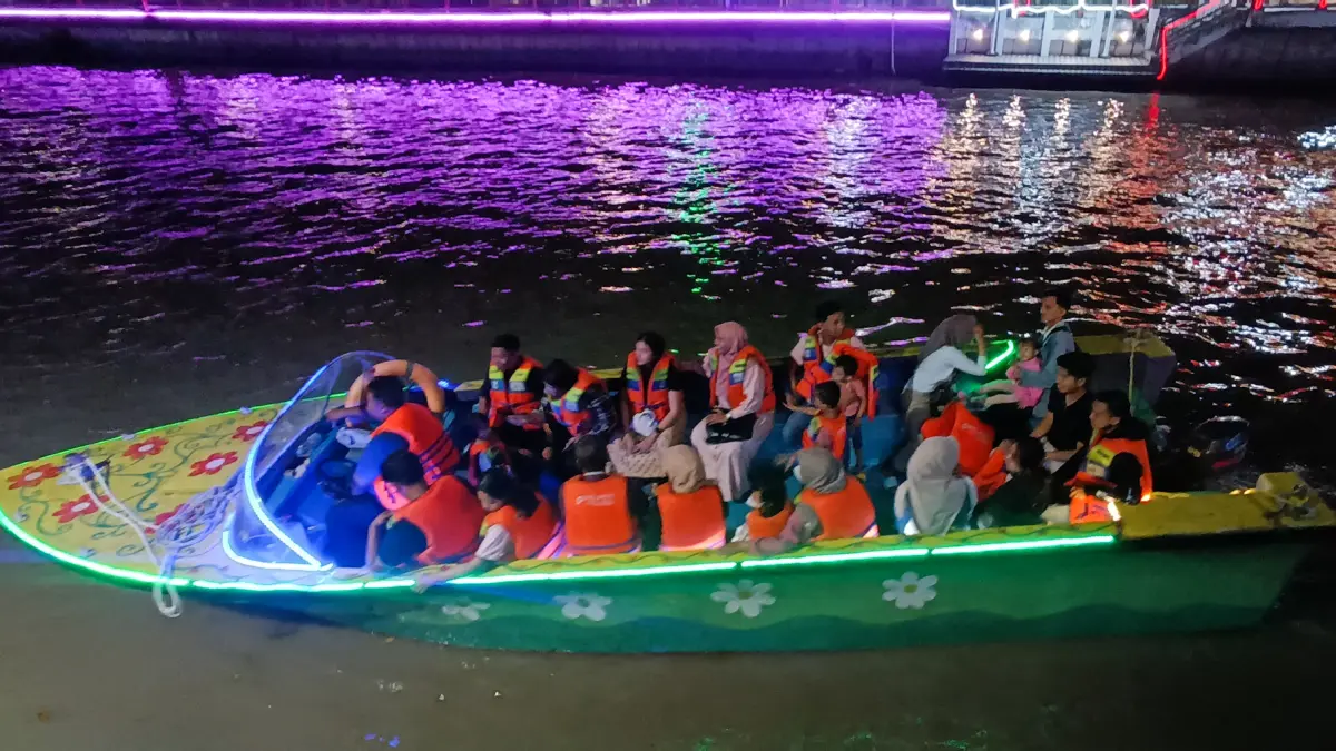 WISATA PERAHU: Suasana di dermaga perahu wisata Kali Mas, di Taman Prestasi Surabaya, yang dipenuhi wisatawan dari Surabaya dan dari luar Kota Surabaya pada saat liburan. (ANDY SATRIA/RADAR SURABAYA)