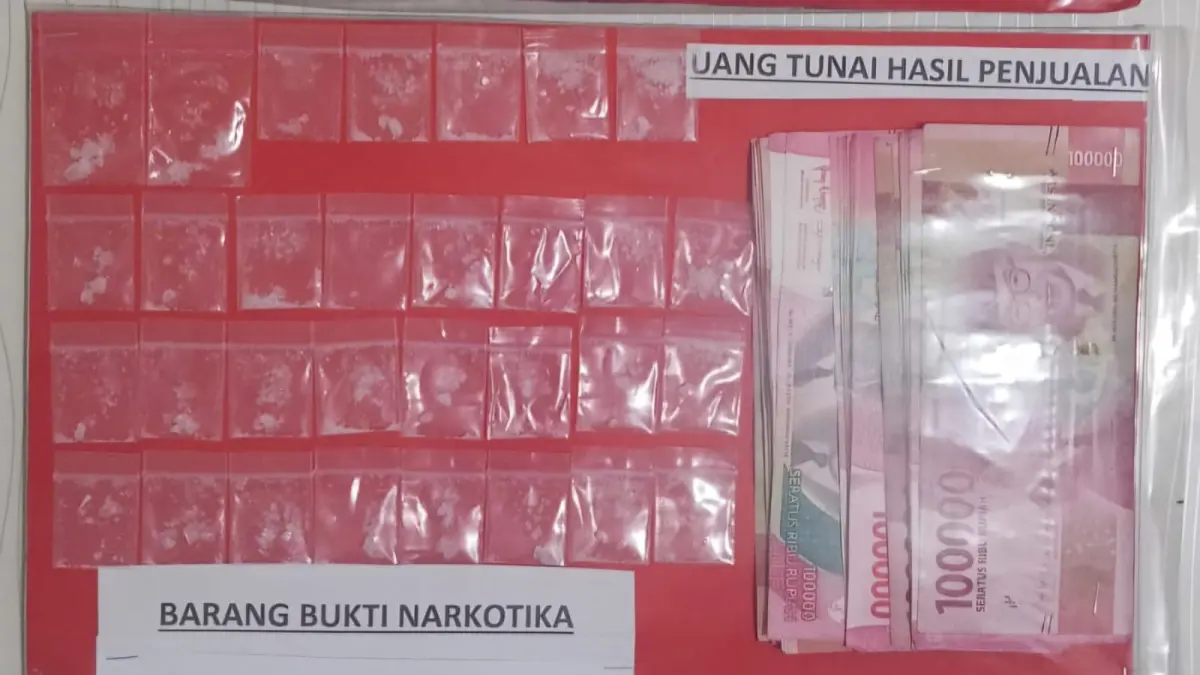 BARANG BUKTI: Satresnarkoba Polres Pelabuhan Tanjung Perak menangkap empat pengedar sabu di Jalan Wonosari, Surabaya dengan barang bukti 31 pokrt sabu dan uang Rp 2,9 juta. (IST/RADAR SURABAYA)