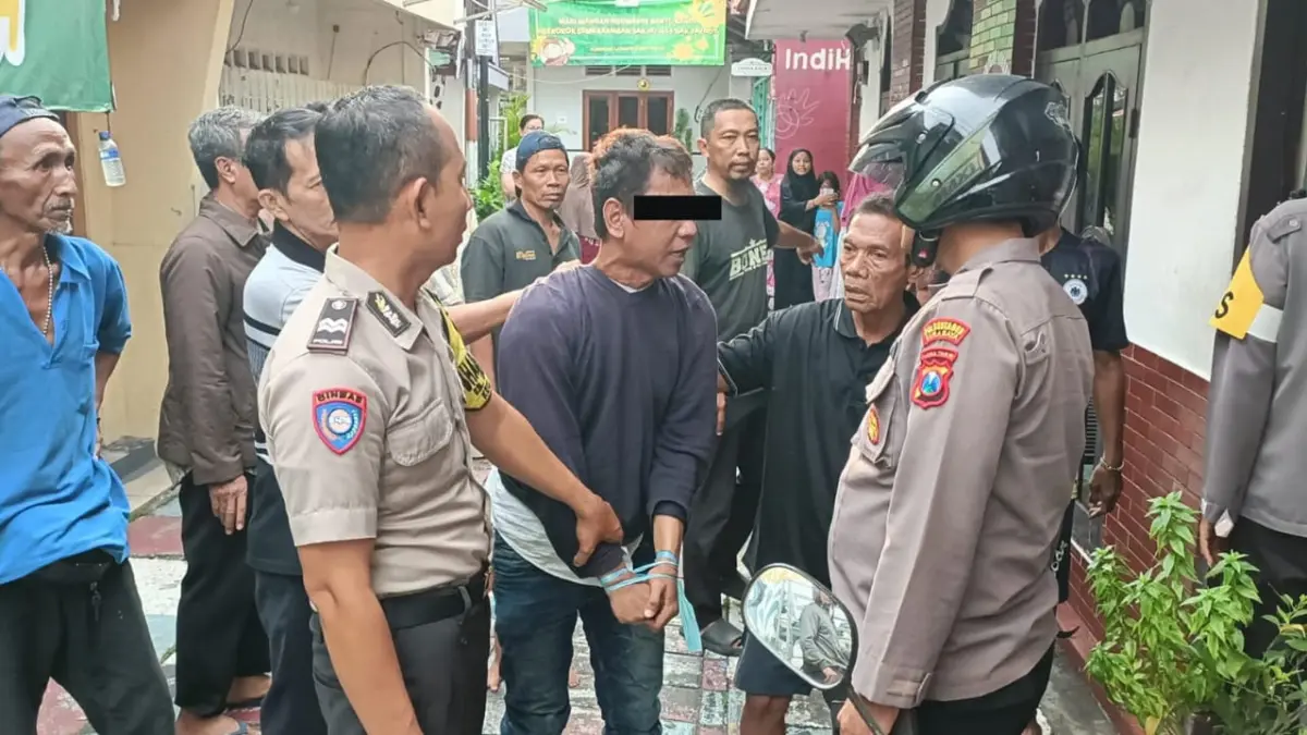 DIIKAT: Pelaku pencurian uang kotak amal AL, 49, ditangkap warga dan polisi di Jalan Maspati V, Surabaya Senin sore (6/4). (ISTIMEWA)