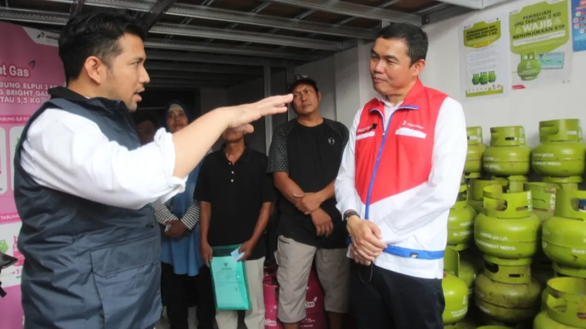 Emil Elestianto Dardak  bersama Executive General Manager Pertamina Patra Niaga Regional Jatimbalinus, Iwan Yudha Wibawa.memeriksa stok elpiji di Pangkalan Muh Nur Komari Jalan Jemursari II, Surabaya.