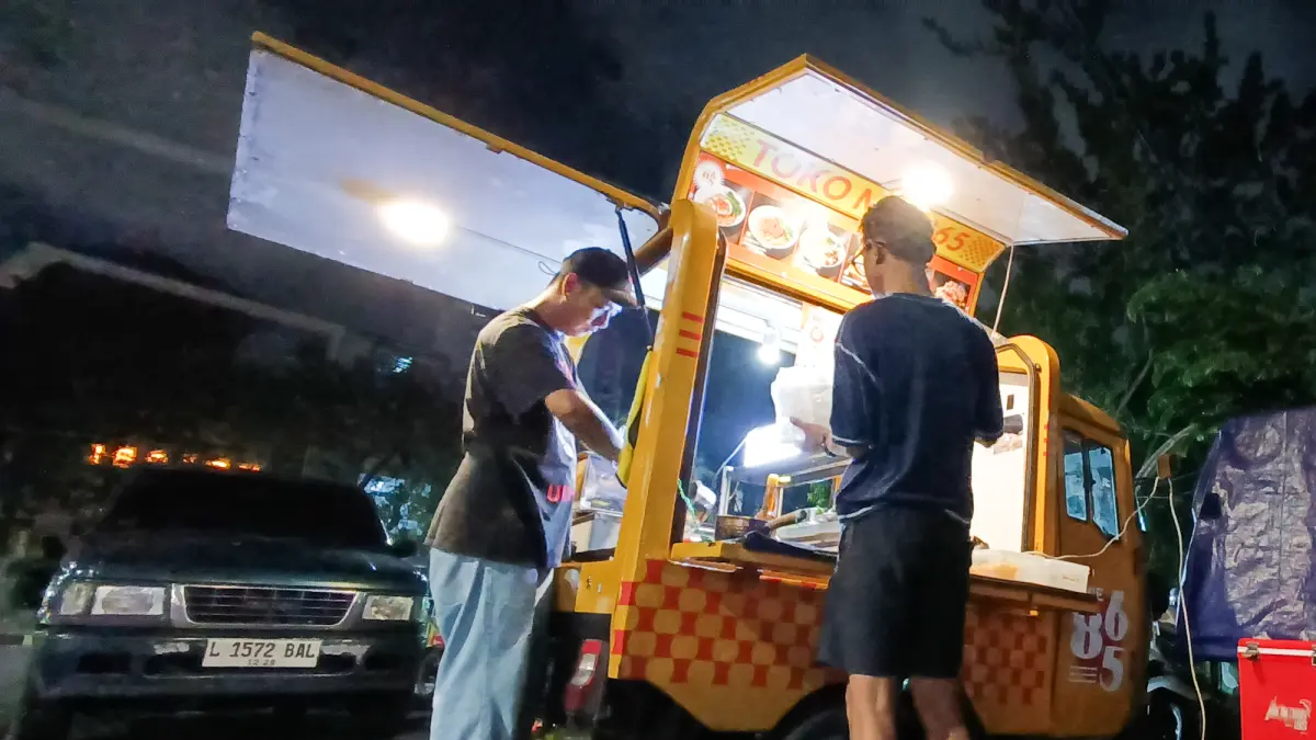 KREATIF: Billy Pranata menyiapkan mi ayam pesanan pelanggan di dalam bajaj yang telah dimodifikasi menjadi dapur di Jalan Karimun Jawa, Surabaya.&nbsp;(ANDY SATRIA/RADAR SURABAYA)