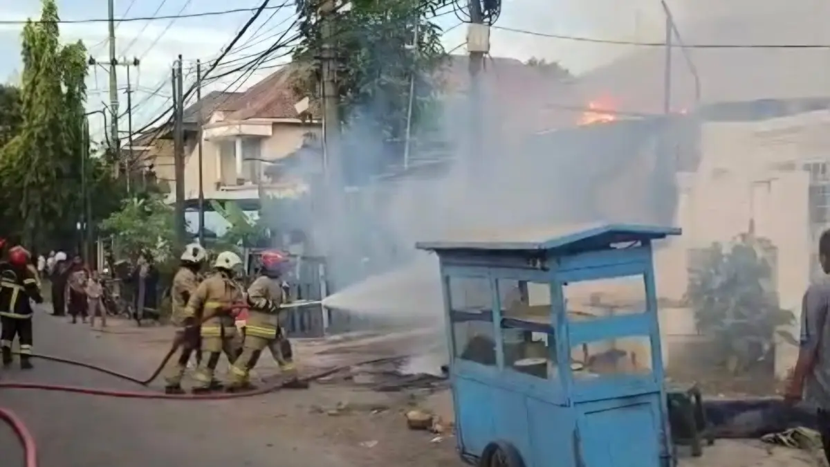 MENYALA: Warung nasi bebek di Jalan Tanjung Sadari, Surabaya, terbakar diduga karena wajan berisi minyak panas tumpah usai tersenggol mainan dan menimpa jirigen berisi bensin.(IST/RADAR SURABAYA)