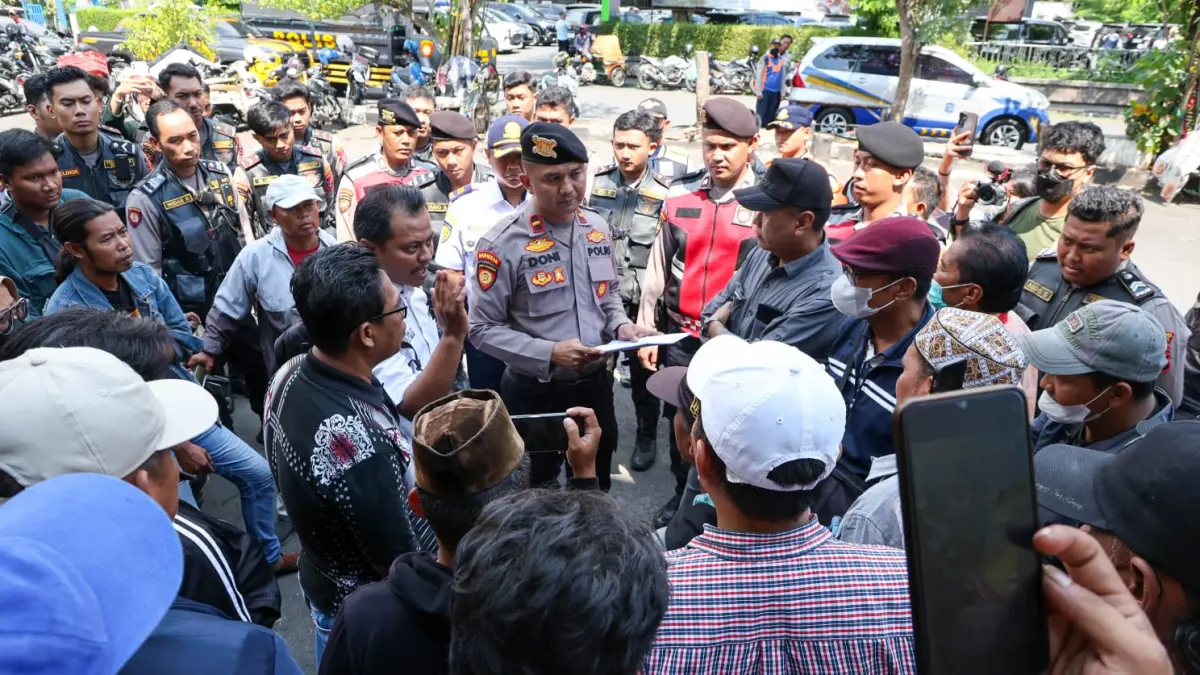 PENERTIBAN: Petugas gabungan menertibkan jukir yang belum melaksanakan parkir digital. Pemkot Surabaya pastikan akan siapkan pengganti.(IST/RADAR SURABAYA)