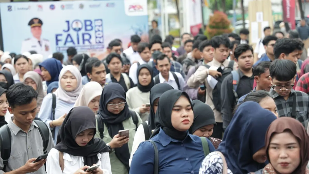 Ratusan anak muda antre untuk mencari info lowongan kerja di ajang Surabaya Industrial & Labour Festival 2026. (IST)
