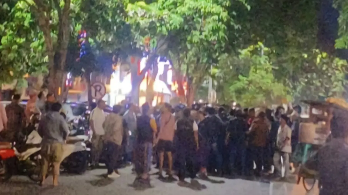 RIBUT: Dua kelompok sempat bersitegang diduga karena sweeping jukir di Jalan Manyar Kertoarjo, Surabaya. Beruntung keributan bisa dicegah.(IST/RADAR SURABAYA)