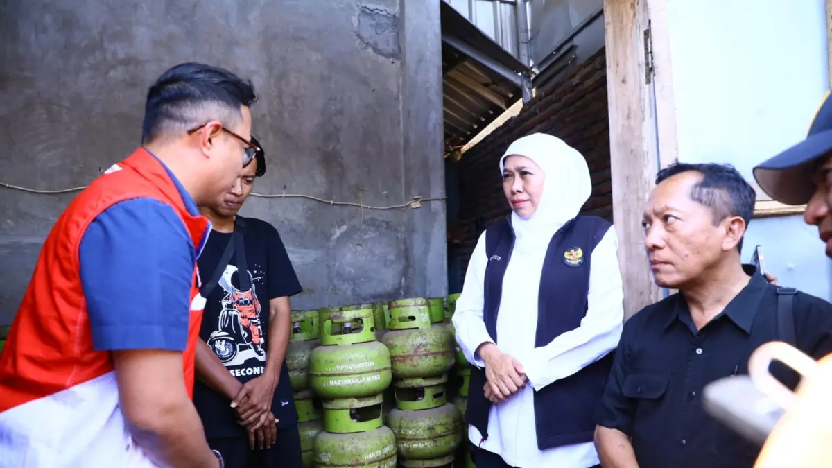 TURUN LANGSUNG: Gubernur Jatim Khofifah saat melihat langsung stok LPG di salah satu depo. Ia meminta bijak konsumsi LPG dan BBM. (IST/RADAR SURABAYA)