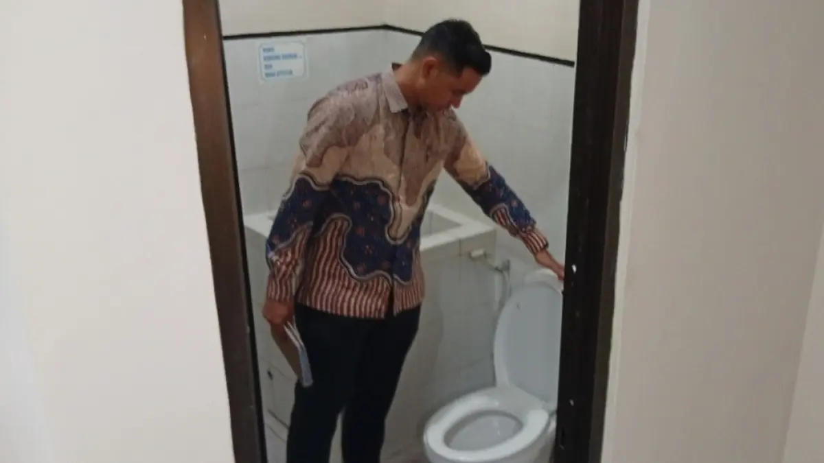 Wujudkan Haji Ramah Lansia dan Disabilitas, Asrama Haji Surabaya Ubah Jamban Jongkok Jadi Duduk. (Rahmat Sudrajat) 