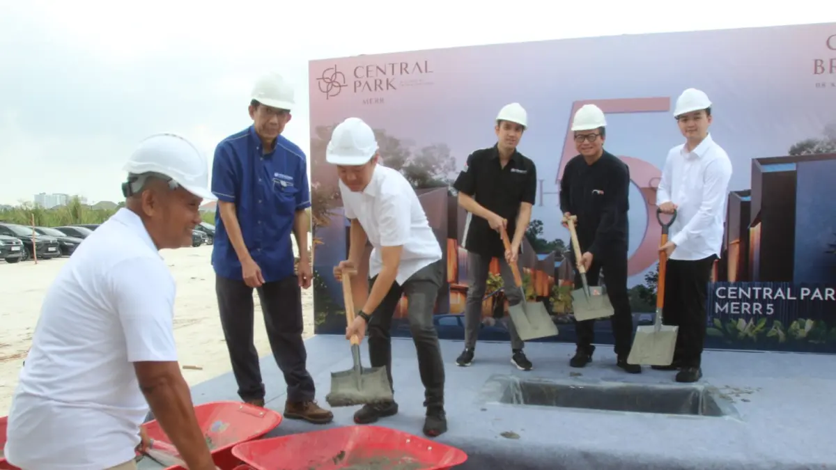 GROUND BREAKING: Dari kanan, Joshua Widodo, David Widodo, Harris Santoso bersama mitra kerja secara simbolis melakukan ground breaking pembangunan Central Park MERR Phase 5 yang mengincar segmen premium muda di Surabaya Timur. (Abdullah Munir/Radar Surabaya)