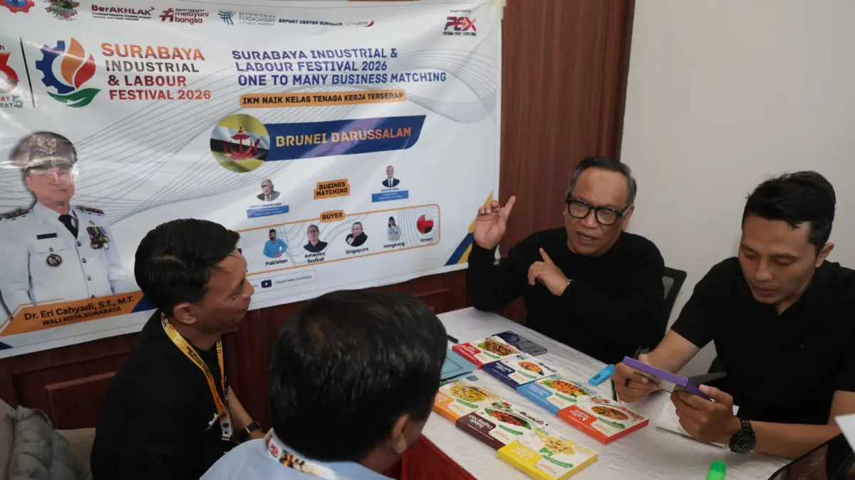 ANTUSIAS: Ribuan pencari kerja saat antre di Surabaya Industrial and Labour Festival 2026, Balai Pemuda, Surabaya. Ini cara Pemkot Surabaya tekan angka pengangguran.(IST/RADAR SURABAYA)