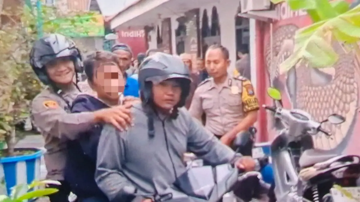 DIBAWA: Tersangka pencuri kotak amal di musala Jalan Maspati, Surabaya, Sempat mrngelak jika melakukan pencurian.(IST/RADAR SURABAYA)