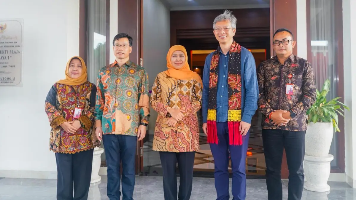 Gubernur Jatim Khofifah Indar Parawansa saat menerima kunjungan Dubes RRT untuk Indonesia HE. Mr. Wang Lutong di Gedung VIP Bandara Juanda, Sidoarjo, Selasa (7/4). (Humas Pemprov Jatim)