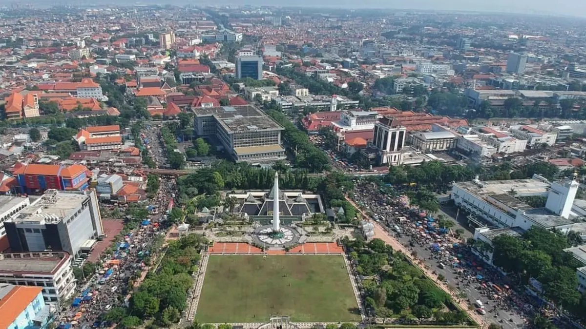 Penampakan keramaian Pasar Pagi Tugu Pahlawan Surabaya diforo dari udara. (Instagram/@santoso_teguh91)
