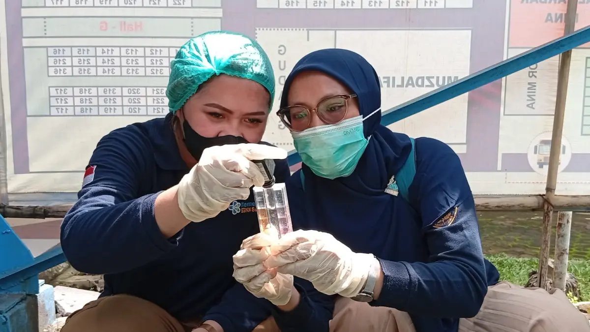 Petugas Balai Besar Kekarantiaan Kesehatan (BBKK) Surabaya saat pengecekan sanitasi lingkungan di Asrama Haji, Rabu (8/4). (Rahmat Sudrajat/Radar Surabaya)