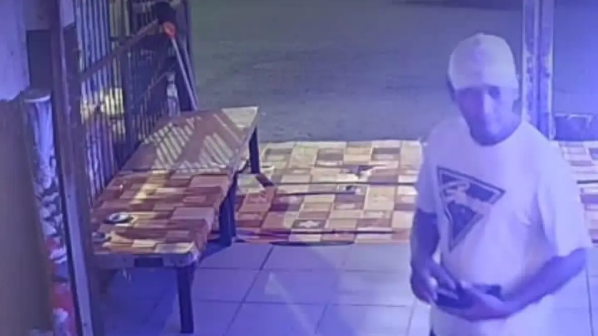 TERPANTAU : Pelaku terekam CCTV mencuri dompet milik penjaga warkop di Jalan Balongsari, Surabaya, Rabu (8/4).(IST/RADAR SURABAYA)