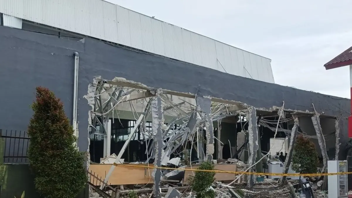 Bangunan lapangan padel di Ciangsana Bogor hancur lebur gara-gara ledakan dari dalam gedung. (ISTIMEWA)
