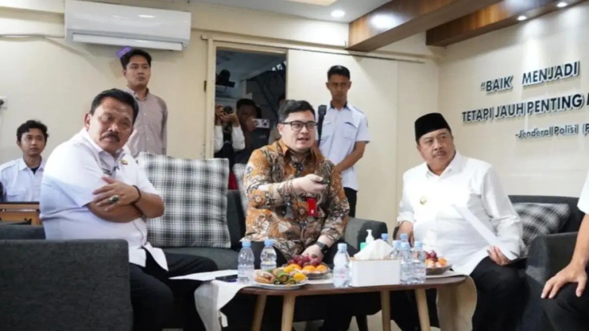 Bupati Kediri Hanindhito Himawan Pramana (tengah) dengan Bupati Nganjuk Marhaen Djumadi (kiri) dan Bupati Jombang Warsubi (kanan) di Simpang Tiga Mengkreng, Kediri, Jawa Timur, Rabu (8/4). (ANTARA/ HO-Pemkab Kediri). 