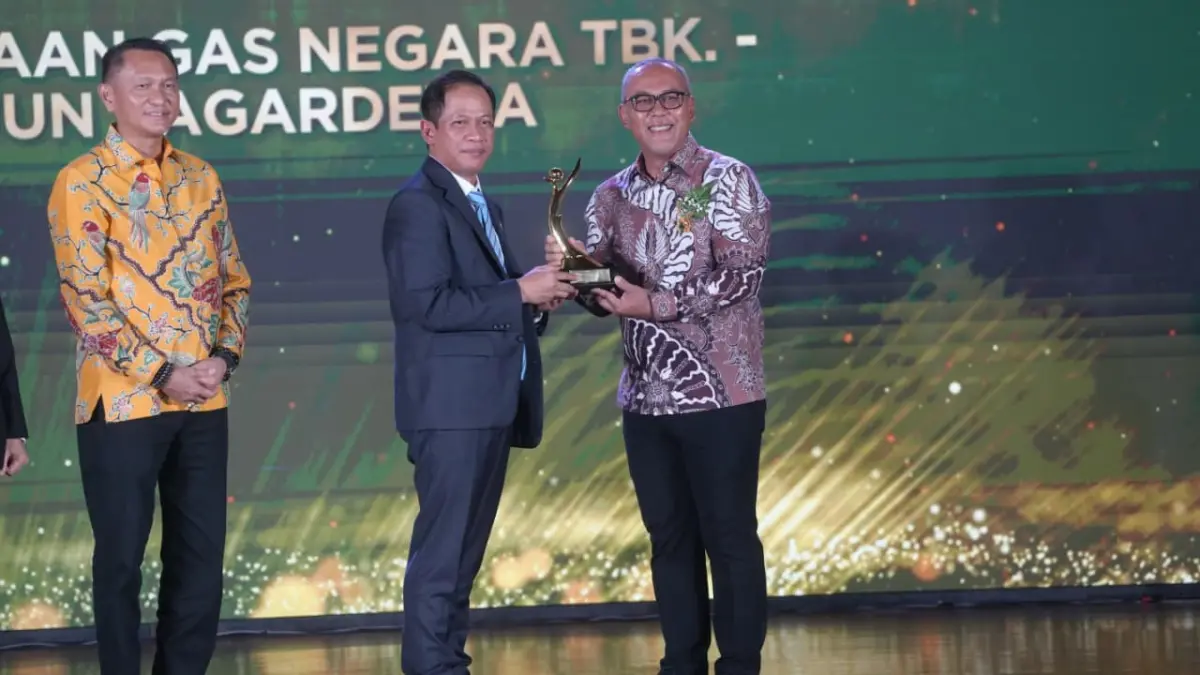 Direktur Utama PGN Arief Kurnia Risdianto saat menerima penghargaan Proper Emas dan Hijau 2025 dari Menteri LH/Kepala BPLH Hanif Faisol Nurofiq di Jakarta. (PGN)