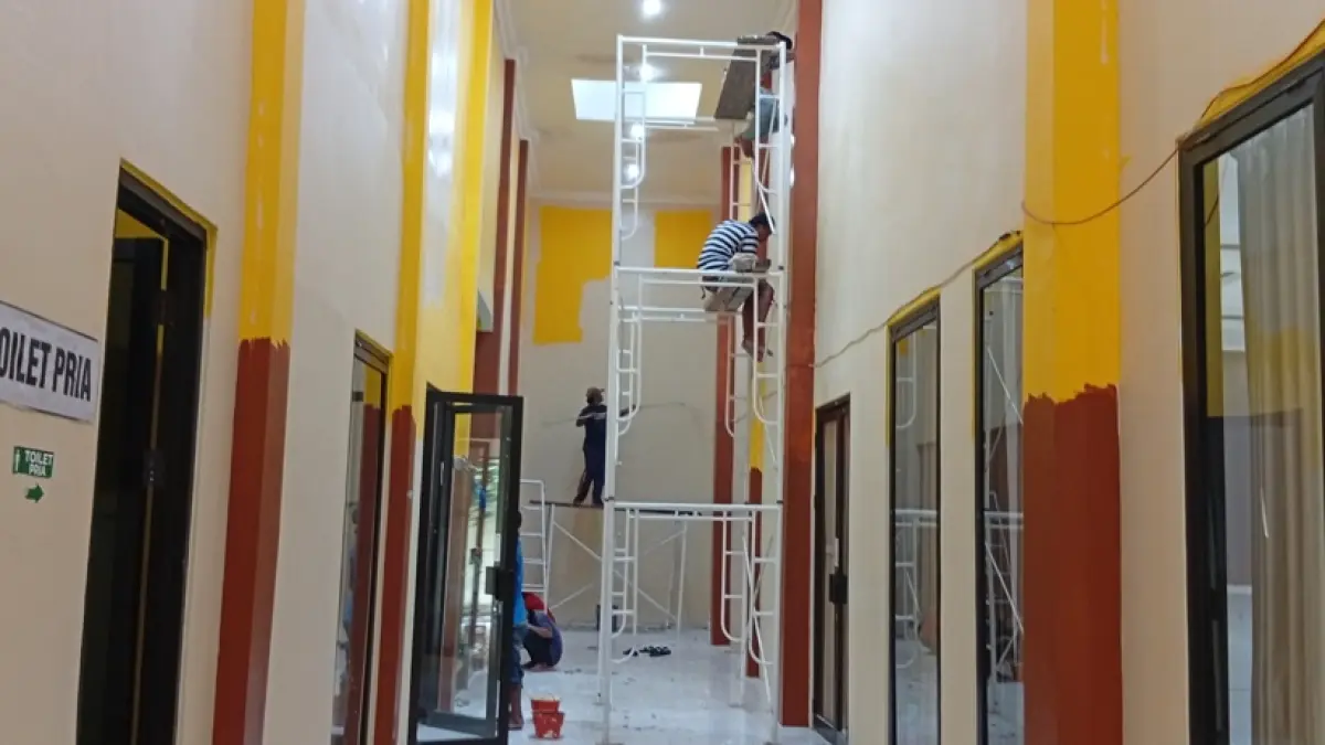 Perbaikan Asrama Haji Sukolilo Surabaya. (RAHMAT SUDRAJAT/RADAR SURABAYA)