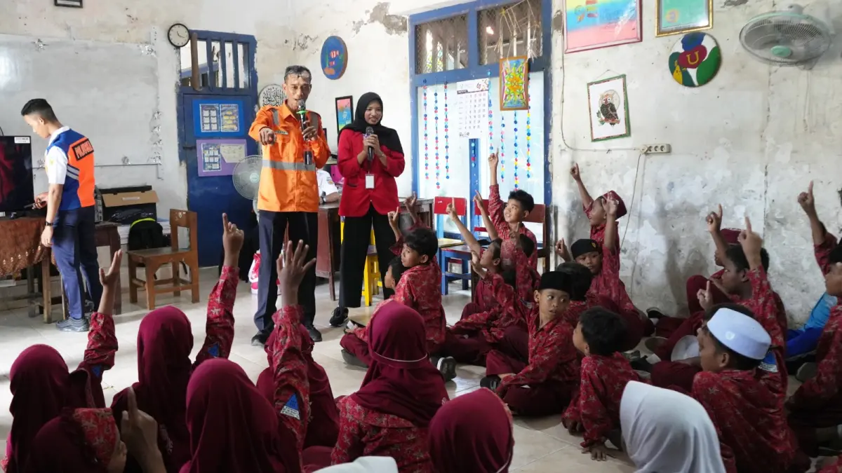 PT KAI Daop 8 Surabaya saat turun ke sekolah yang ada di surabaya untuk memberikan edukasi tentang keselamatan di perlintasan sebidang. (IST)