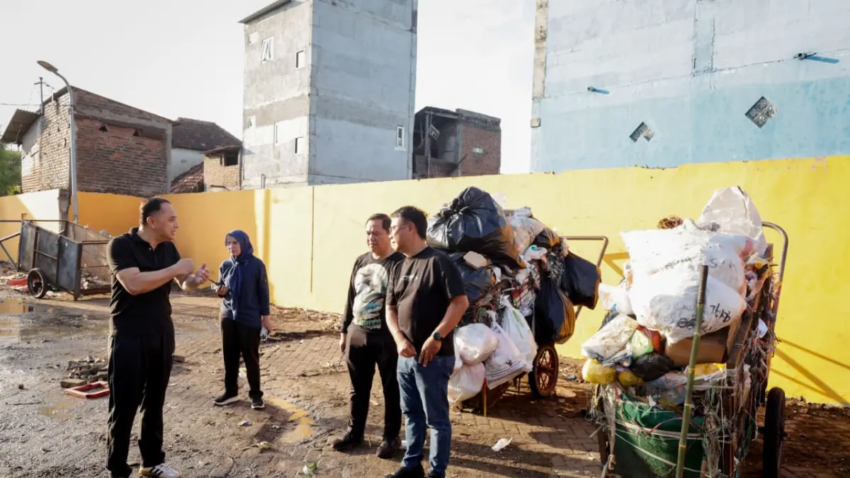 STERIL: Wali Kota Surabaya Eri Cahyadi melihat keadaan TPS bersama Plt Kepala DLH M Fikser. Pemkot Surabaya meminta tidak ada lagi gerobak sampah di TPS. (IST/RADAR SURABAYA)