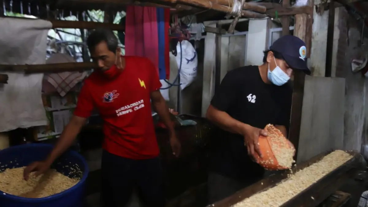 TERIMBAS: Perajin tempe terimbas krisis global karena bahan baku kedelai masih bergantung pada impor. (DOK/RADAR SURABAYA)