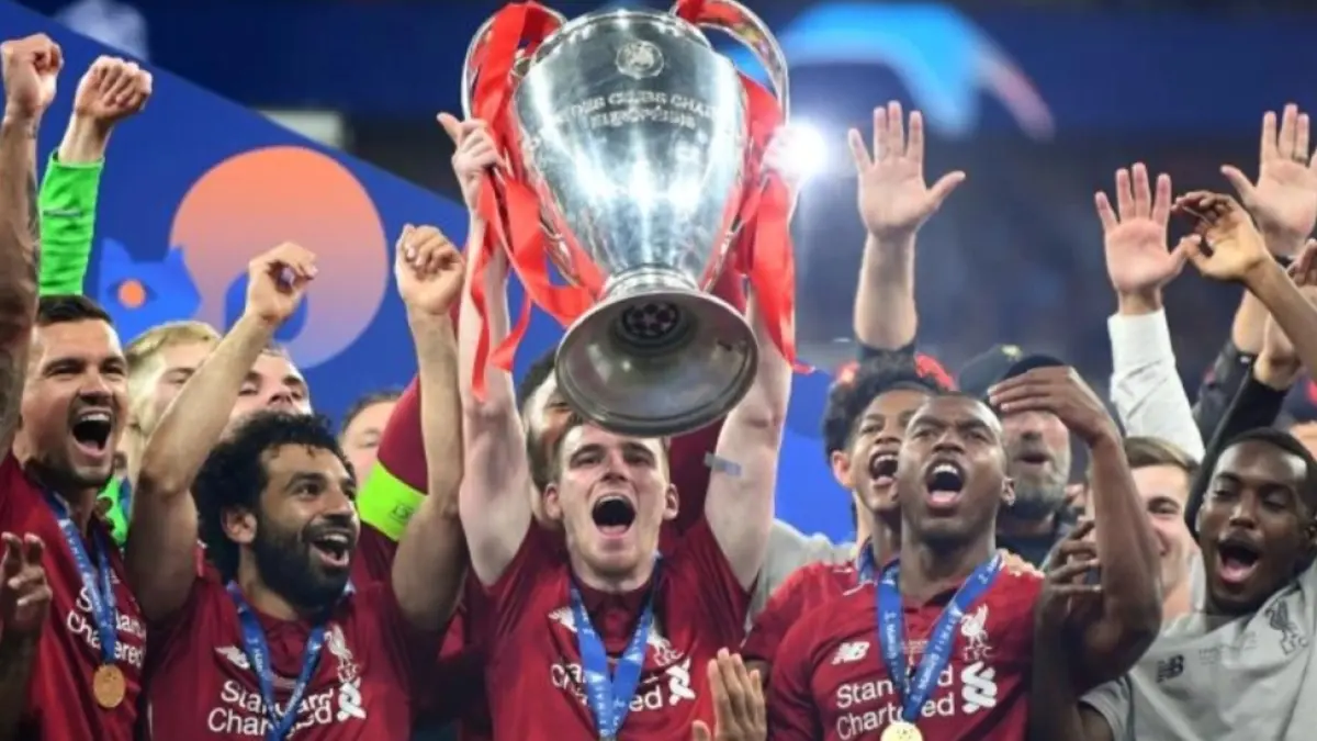 Andy Robertson menegangkan trofi Liga Champions UEFA. (liverpoolfc) 