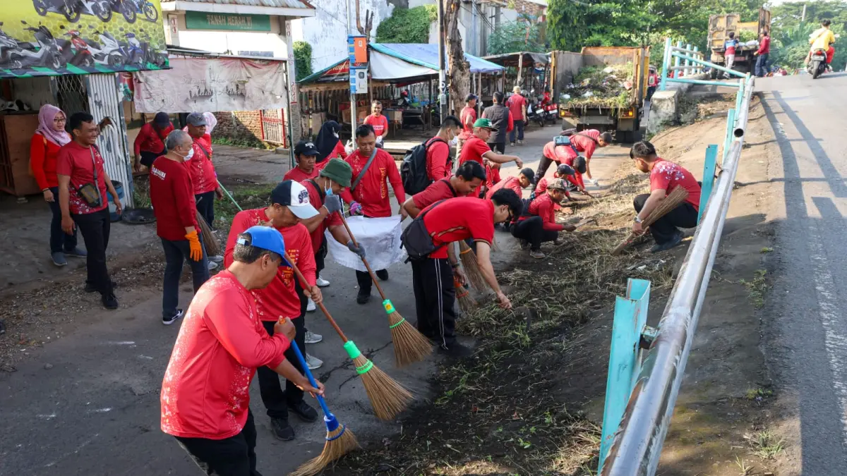 ASN Pemkot Surabaya saat kerja bakti wajib membersihkan bantaran sungai. (HUMAS PEMKOT SURABAYA)
