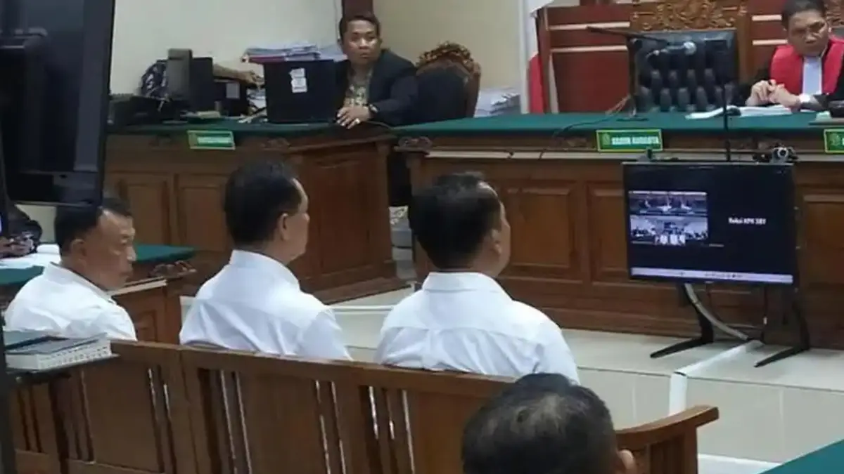 Bupati Ponorogo Nonaktif Sugiri Sancoko dan dua terdakwa saat menjalani sidang dakwaan kasus dugaan 
