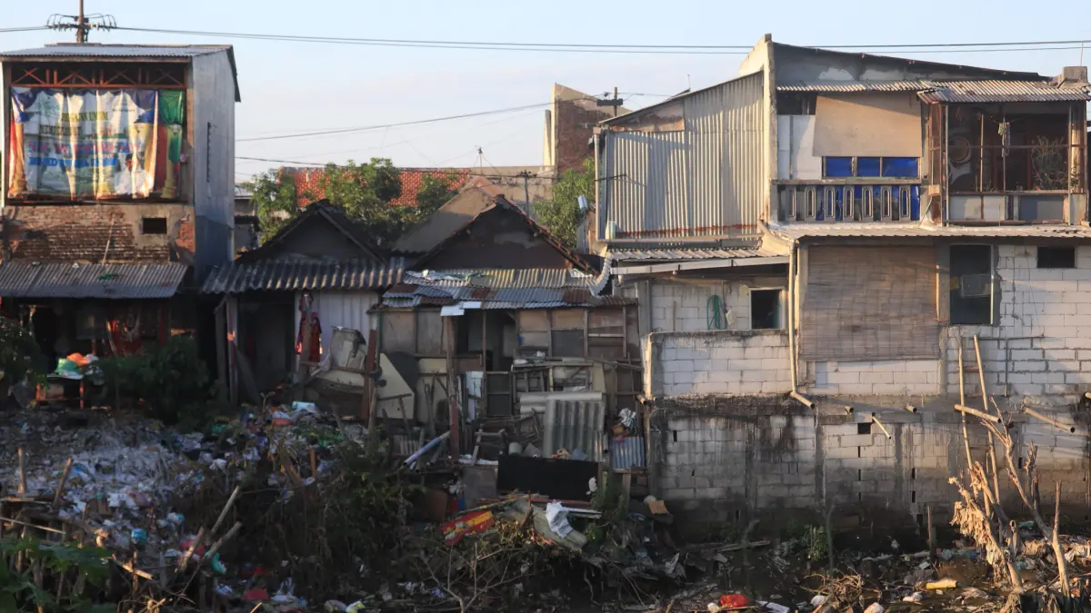 Dampak krisis ekonomi global membuat jumlah penduduk rentan miskin naik. (SURYANTO/RADAR SURABAYA)