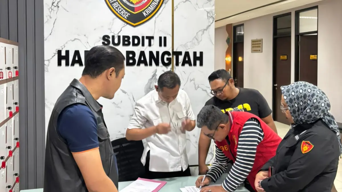 DIBANTARKAN: Tim Tabur Kejari Surabaya berada di Polda Jatim menjemput terpidana oknum notaris yang melakukan penipuan.(IST/RADAR SURABAYA)