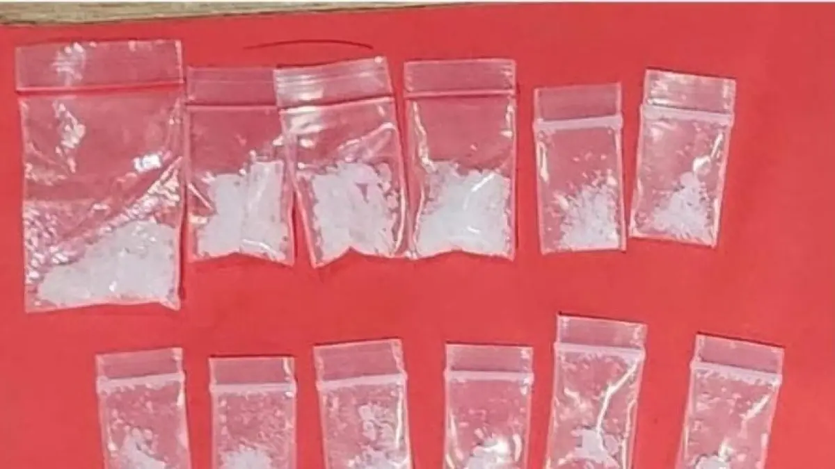 DISITA: Sebanyak 12 poket sabu yang diamankan Satresnarkoba Polres Pelabuhan Tanjung Perak dari tersangka. Ia mengaku disuruh ayah mengantar barang tersebut.(IST/RADAR SURABAYA)