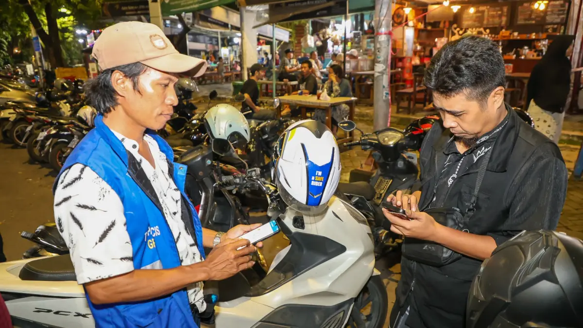 Para jukir resmi di Surabaya telah beralih ke sistem digital. (HUMAS PEMKOT SURABAYA)