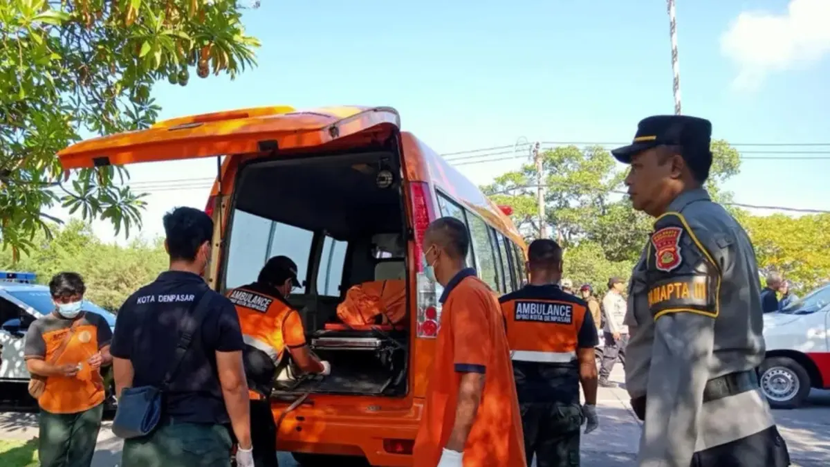 Petugas mengevakuasi jenazah 2 pria yang dianiaya dan dibakar di Pelabuhan Benoa, Denpasar, Bali. (ISTIMEWA)