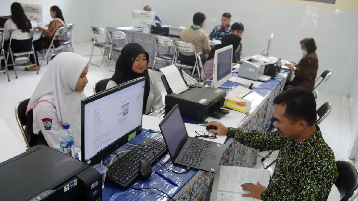 Proses pengambilan SPMB tahun 2025 lalu. (ANDY SATRIA/RADAR SURABAYA)